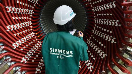 Einen Generatorständer betrachtet eine Mitarbeiterin der Factory Services im Siemens-Generatorenwerk. 