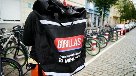 Ein Rider des Lieferdienstes Gorillas vor einem Lager des Unternehmens in Berlin-Kreuzberg.