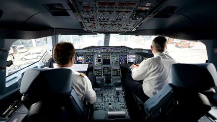 Zwei Piloten auf dem Flughafen in Hamburg im Cockpit eines Lufthansa-Airbus A380. Nun sollen unzählige Flüge ausfallen.