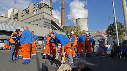 RWE-Beschäftigte stehen vor dem Kraftwerk Neurath I. Mitarbeiter des Energiekonzerns RWE haben Zufahrten zu den Tagebauen und Kraftwerken im Rheinischen Revier blockiert. 