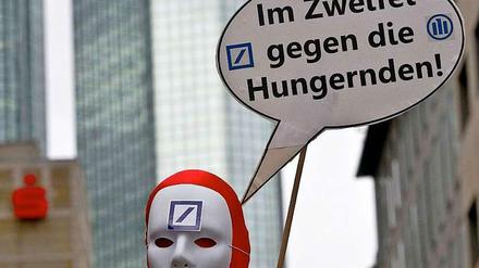 Demonstranten wenden sich immer wieder gegen die Praxis - etwa der Deutschen Bank - Anlageprodukte anzubieten, in denen es auch Nahrungsmittelspekulation geht.