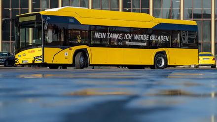 Ein neuer Elektrobus des polnischen Herstellers Solaris steht bei einem Termin zur Vorstellung neuer E-Busse auf dem Gelände der Berliner Verkehrsbetriebe (BVG). 