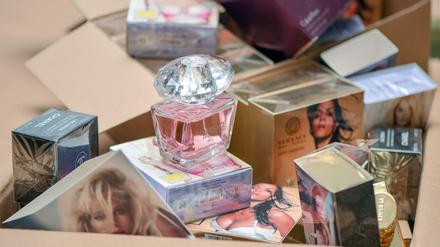 In einer Aservatenhalle des Hauptzollamtes Frankfurt (Oder) stehen Kartons voller gefälschter Parfüms und Kosmetik namhafter Marken (Symbolbild).
