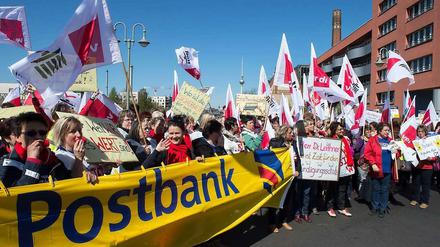Auf der Straße. Mitarbeiter der Postbank und der Gewerkschaft Verdi demonstrieren in Berlin. Heute beginnt ein unbefristeter Streik von Postbank-Beschäftigten in Sachsen, Sachsen-Anhalt, Thüringen und Brandenburg. 