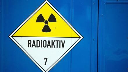 Ein Warnschild an einem Container in Lubmin (Mecklenburg-Vorpommern) im Zwischenlager des Atomlager-Betreibers Energiewerke Nord.