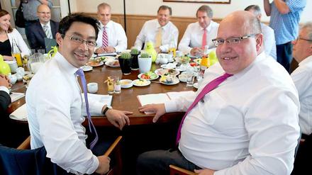 Wirtschaftsminister Philipp Rösler (FDP) und Umweltminister Peter Altmaier (CDU) mit den Stromnetz-Bossen.