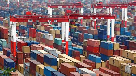 Umschlagplatz mit Zukunft. Vom Shanghaier Containerhafen aus gehen Waren in alle Welt.