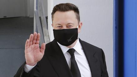 Elon Musks Lächeln ist unter einer Maske verborgen.