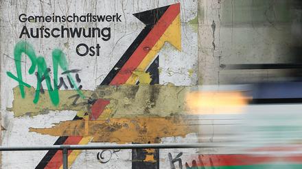 "Gemeinschaftswerk Aufschwung Ost" steht an einer Mauer in Magdeburg.