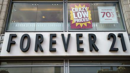 Die extrem günstigen bei Forever 21 haben ihren Grund: Die Modekette ist insolvent.