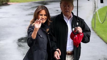 Der Präsident selbst ist in festen Händen - in denen seiner Frau Melania Trump. 