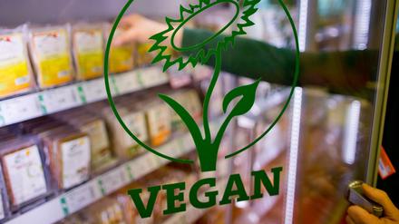 "Vegan" ist auf der Glastür eines Kühlregals mit veganen Produkten in einem Biosupermarkt zu lesen. 