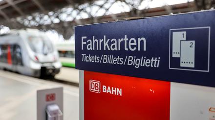 Ein Fahrkartenautomat der Bahn (DB) steht auf dem Hauptbahnhof Leipzig.