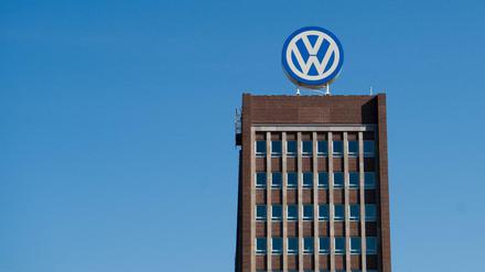 Hoch über allem anderen: das Volkswagen-Logo auf dem Verwaltungshochhaus in Wolfsburg.