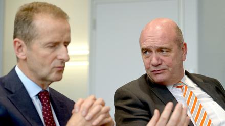 Der Vorstandsvorsitzende der Volkswagen-Kernmarke, Herbert Diess (l), und der VW-Konzernbetriebsratsvorsitzende Bernd Osterloh sitzen am 12.11.2015 während eines Interviews im Volkswagenwerk in Wolfsburg (Niedersachsen) zusammen.