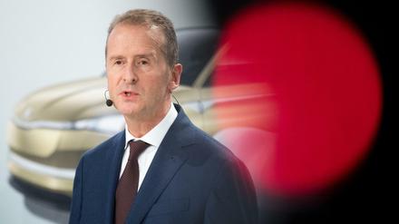 „Mit dem Versuch einer für viele Seiten gesichtswahrenden Lösung zur Beruhigung der Lage bei Volkswagen verliert Herbert Diess weiter an Macht“, kommentierte ein Analyst.