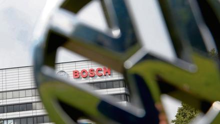 Ein VW-Logo vor dem Bosch Stammsitz. Der Stuttgarter Zulieferer kommt wegen seiner Beteiligung am VW-Abgasskandal unter Druck. 