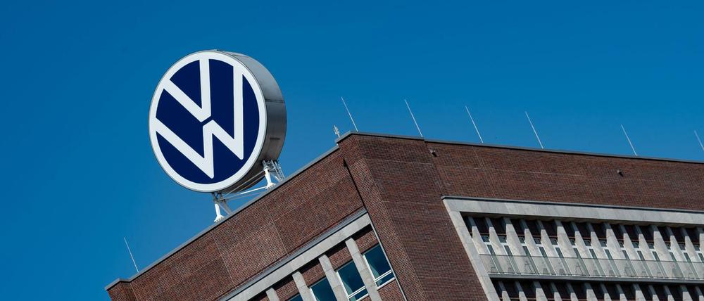 Das Logo von Volkswagen auf dem Markenhochhaus auf dem Werksgelände. (Archivbild, 27.04.2020)