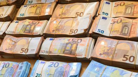 Euro-Banknoten liegen auf einem Tisch (Symbolbild).