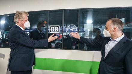 Mit Direktverbindungen sollen Zugreisende schneller zum Flughafen Frankfurt am Main kommen. Das hoffen Berthold Huber (rechts), Vorstand Personenverkehr bei der Bahn, und Harry Hohmeister, Vorstandsmitglied der Lufthansa. 