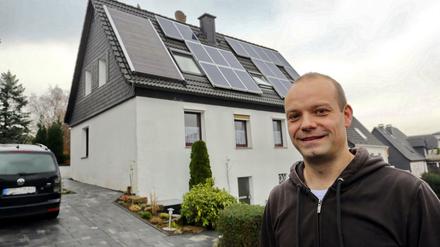 Auf Thomas Funckes Haus in Hagen hat die Wärmewende schon angefangen. Neben den Photovoltaikpanelen rechts ist das Dach auch mit einem Solarthermieelement (links) bestückt. 