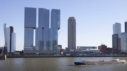 Der Dreifachtrurm "De Rotterdam" steht auf dem Wilhelminapier, einer Halbinsel des Kop van Zuid in Rotterdam. 