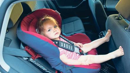 Die damals zweijährige Mia sitzt 2012 angeschnallt in einem Autokindersitz (Archivbild).