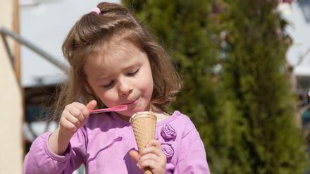 Eins oder keins? Forscher haben untersucht, ob Kinder verlockenden Süßigkeiten heute besser widerstehen können als in den 1960er Jahren. 