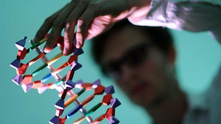 Die neue Methode soll die DNA präziser editieren als die Genschere Crispr.