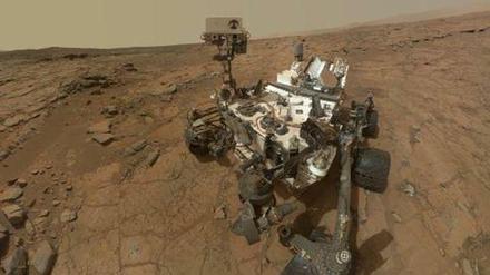 Selbstporträt. Das Foto wurde zusammengesetzt aus Dutzenden Aufnahmen, die der Marsrover "Curiosity" von sich und seiner Umgebung gemacht hat. Seit August 2012 erkundet er den Gale-Krater auf dem Mars. Die Mission kostet rund 2,5 Milliarden Dollar.