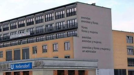 Das Gedicht von Eugen Gomringer ist seit 2011 auf der Fassade der Alice-Salomon-Hochschule in Hellersdorf zu sehen.