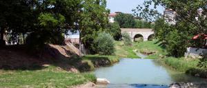 Ihn überschreiten ist nicht schwer, ihn überschritten haben dagegen sehr. Brücke über den Rubikon in  Savignano sul Rubicone.