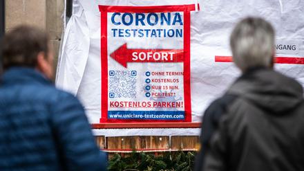 Die Anzahl der täglichen Corona-Tests nimmt ab, die WHO warnt.