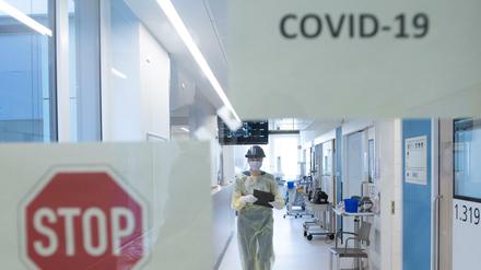 Eine Krankenschwester auf der Corona-Intensivstation im Uni-Klinikum Dresden.