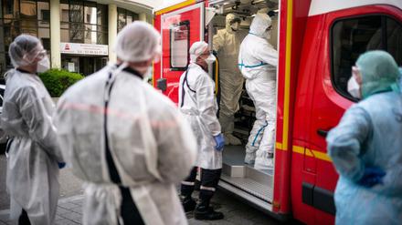 Rettungskräfte stehen in Straßburg an einem Krankenwagen.
