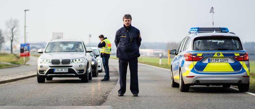 Polizisten kontrollieren die Ausgangssperre bei Mitterteich in Bayern.
