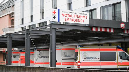 Rettungswagen stehen vor der Notaufnahme der Universitätsklinik Freiburg. 