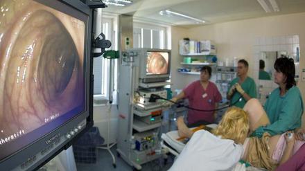 Darmkrebsvorsorge-Untersuchung im Evangelischen Krankenhaus Lutherstift im brandenburgischen Seelow (Archivbild von 2008).