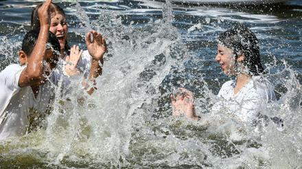 Kinder und Jugendliche planschen in der Ferienanlage am Beetzsee im Wasser.