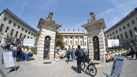 Studierende gehen auf das Hauptgebäude der Humboldt-Universität zu.