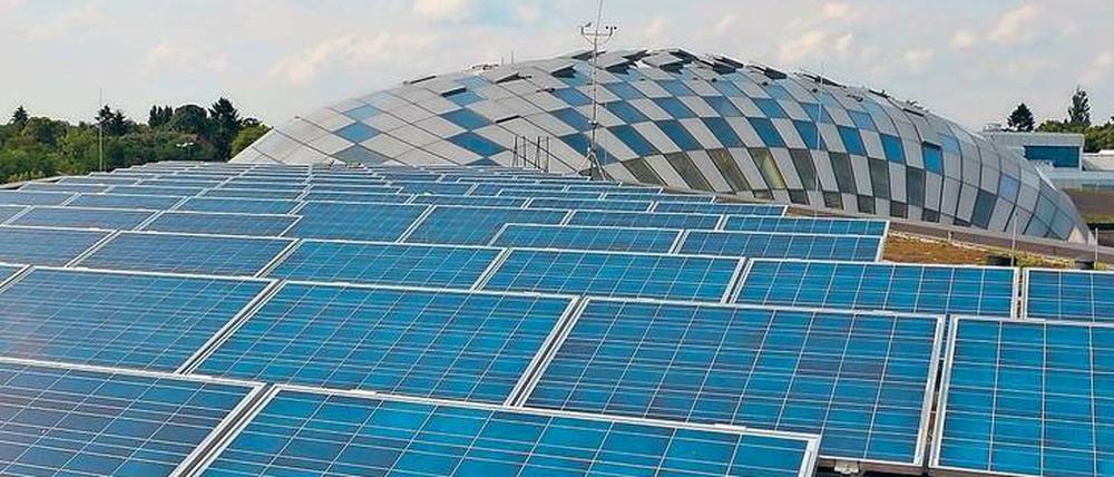Auf Sonnenfang: Auf dem Dach der Rost- und Silberlaube stehen Solarmodule mit einer Kapazität von rund 350 kWp. Insgesamt verfügt die Freie Universität über neun Dachsolaranlagen mit einer Kapazität von rund 675 kWp.