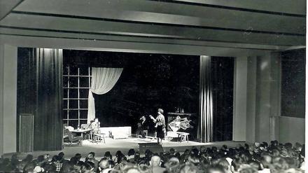 Gottfried Benn, „Die Stimme hinter dem Vorhang“. Eröffnungsvorstellung des Theatersaals des Henry-Ford-Baus (heute Hörsaal A) durch die Studentenbühne des Theaterwissenschaftlichen Instituts am 19. Juni 1954.