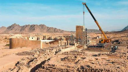Archäologie ist heute mehr als nur Graben. Restaurierungsarbeiten des DAI am Pfeilereingang des Almaqah Tempels in Sirwah, Jemen. Mittlerweile weist die Anlage Kriegsschäden auf. 