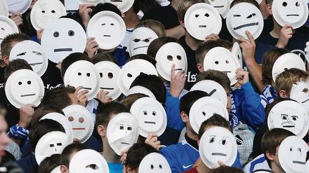 Protest mit Papptellern. Fans des Karlsruher SC wehrten sich bereits 2011 gegen Gesichtserkennung im Wildparkstadion.