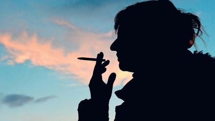 Fataler Trend. Da mehr Frauen als früher rauchen, nimmt bei ihnen die Zahl von Lungenkrebserkrankungen sogar noch zu. 