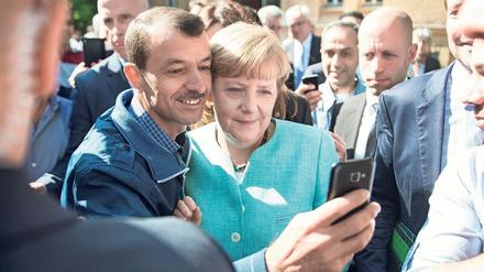 Gefühlte Nähe. Angela Merkel ließ sich im September 2015 mit dem Geflüchteten Shaker Kedida aus Mossul fotografieren.