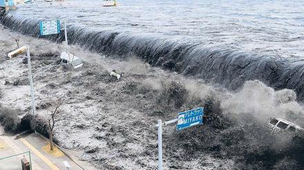 Aus den Fugen. Am 11. März stieß ein Erdbeben im Pazifik einen Tsunmai an, der die japanische Küste überflutete. Zehntausende kamen ums Leben. 