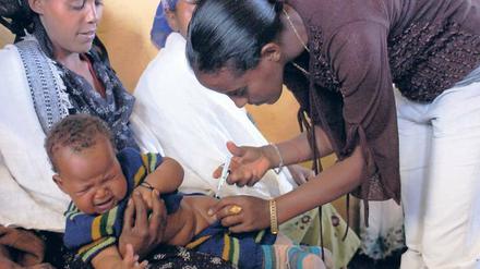 Kein Entkommen. Gesundheitshelferinnen wie hier in Äthiopien bringen den Impfschtz auch in entlegene ländliche Gebiete. Afrika steht dieses Jahr im Mittelpunkt der Weltimpfwoche. 