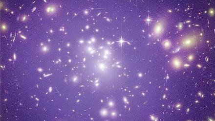 Der letzte Rest. Das Universum dehnt sich immer schneller aus. Nur in großen Galaxienhaufen (hier das Cluster „Abell 1689“) ist die Gravitation wohl stark genug, um die Flucht zu verhindern, sagt Schmidt. Sie werden irgendwann in sich zusammenstürzen. 