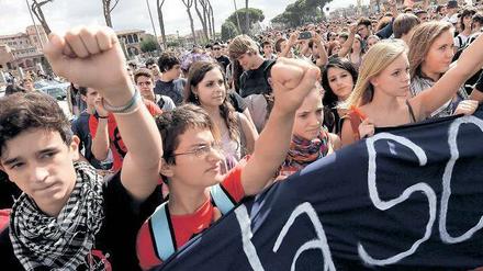 In der Krise. In Rom demonstrieren Schüler gegen Kürzungen bei der Bildung. F.: AP/dapd